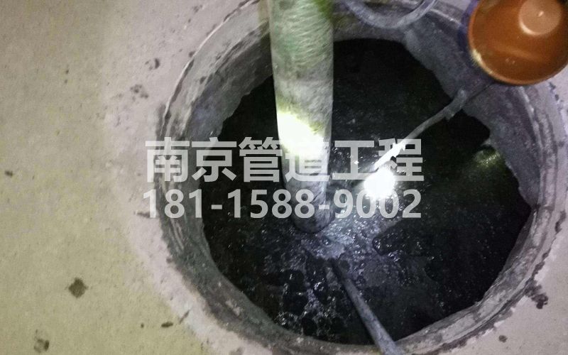 216秣陵清理化粪池