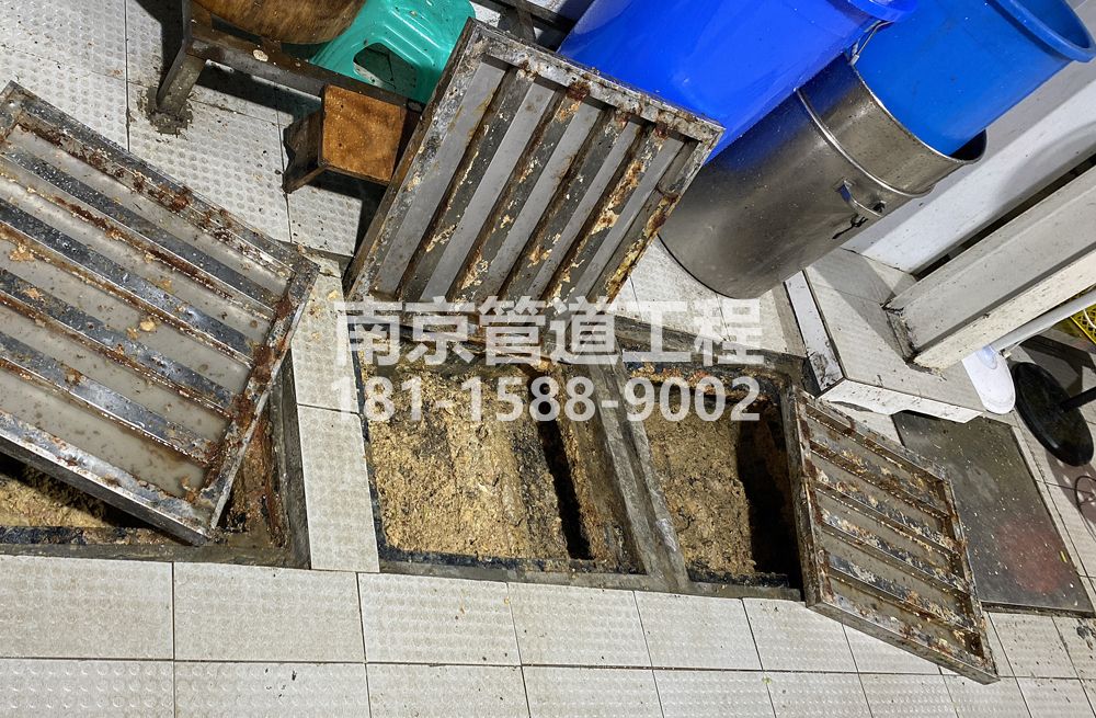 278秣陵城管中队食堂隔油池清理